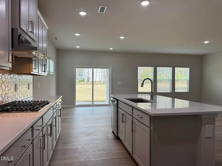 101 Klamath Dr — Photo 9