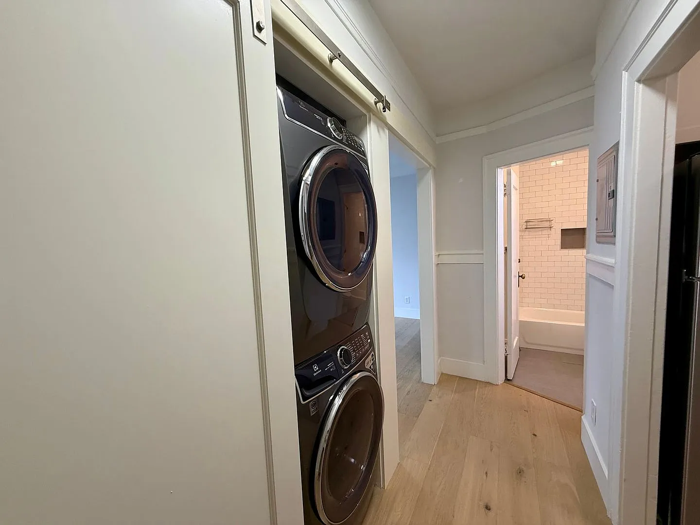 Renovated 1BD/1BA w/ In-Unit Laundry & Tons of Natural Light! — Photo 3
