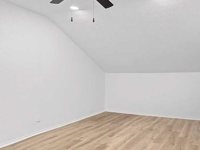 1032 E Tucker St — Photo 6