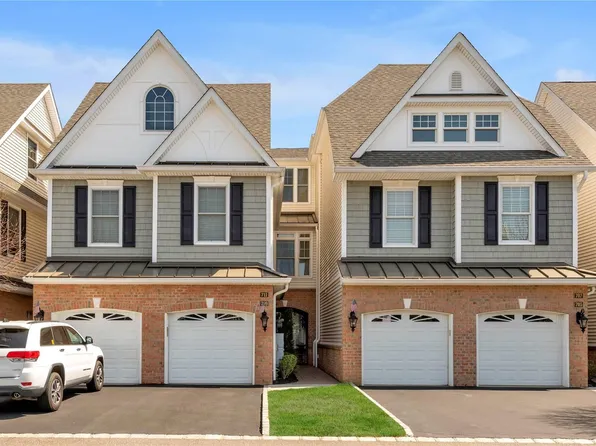 711 Equestrian Way #711, Westbury, NY 11590