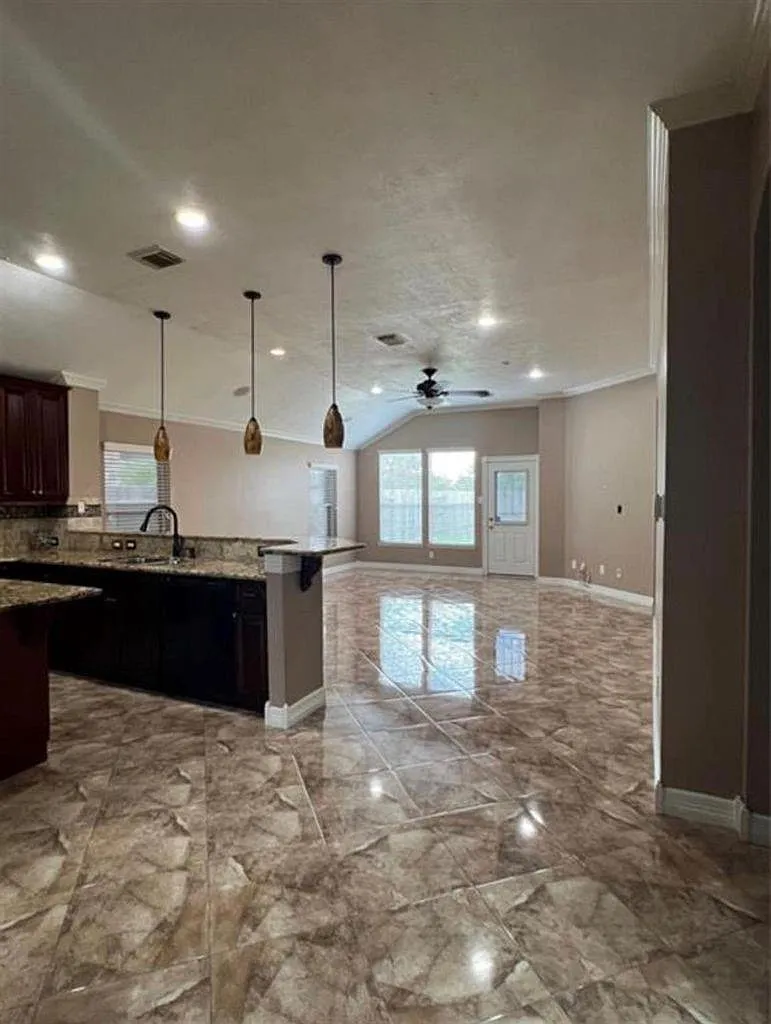 3 bed, 2.0 bath, 1977 sqft, $2,200 — Photo 2