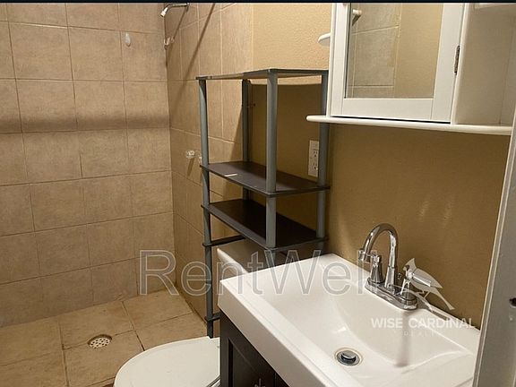 5th image of 901 11th St #1