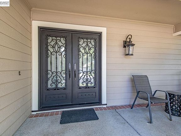 4th image of 620 Amberwood Way