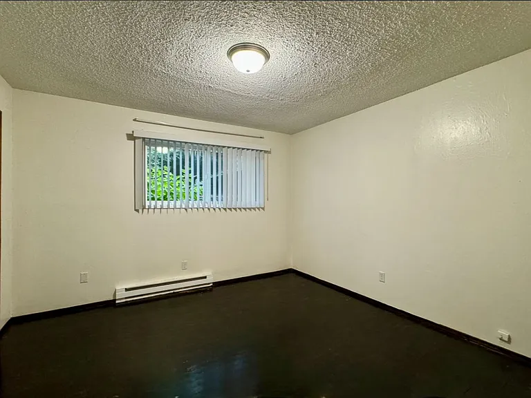 Reed Neighborhood Gem~ Great Natural Light~ Fenced Front Patio~ Onsite Laundry~ Off Street parkin... — Photo 8