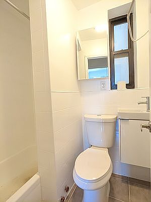 5th image of 403 E 8th St APT 9