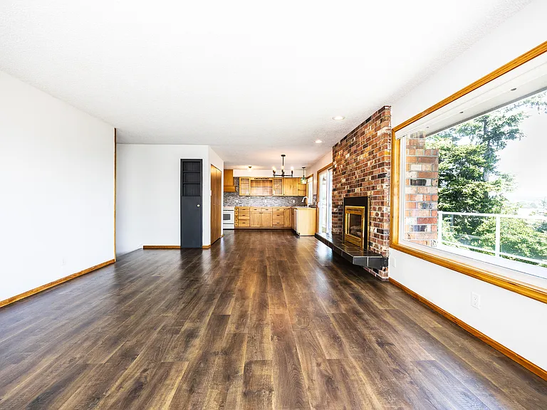 8142 Comox Rd — Photo 11