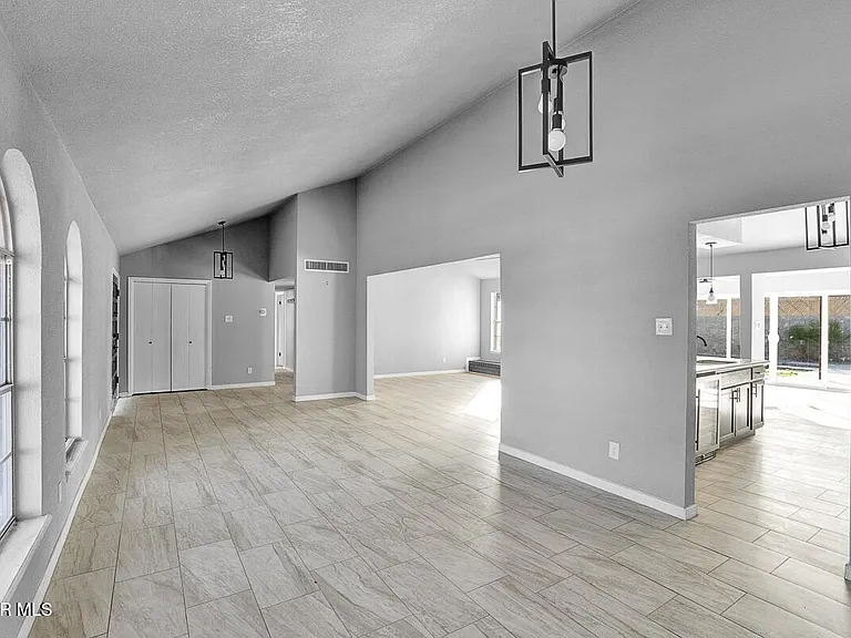 3709 Roslyn Dr — Photo 6