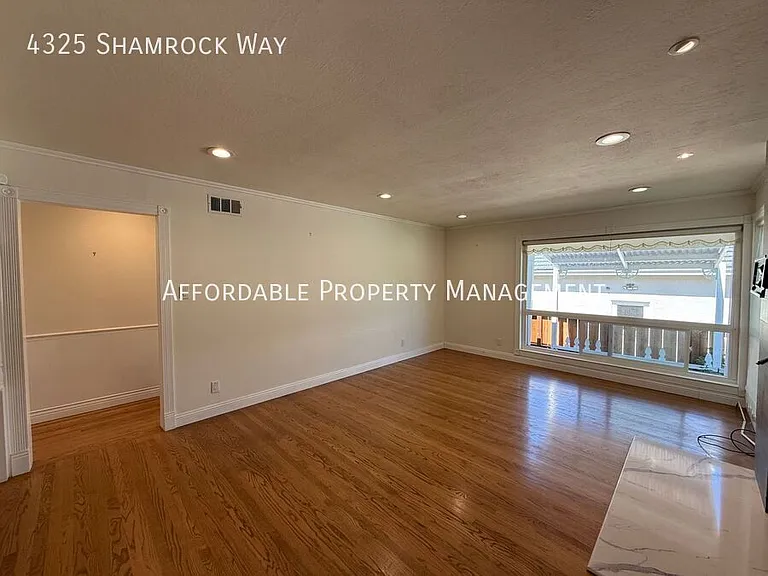 4325 Shamrock Way — Photo 4