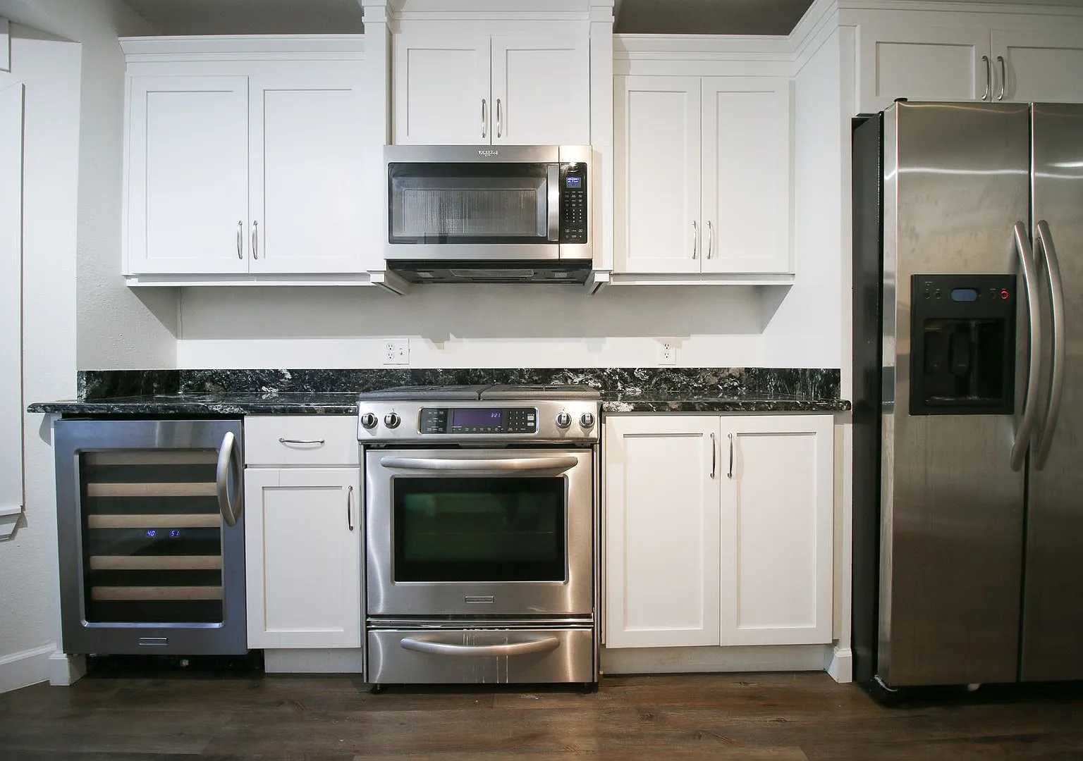 2 Bedroom, 2.5 Bath Walking Distance From the Riverside Trails and Downtown! — Photo 2