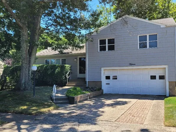 15 Audley Cir, Plainview, NY 11803