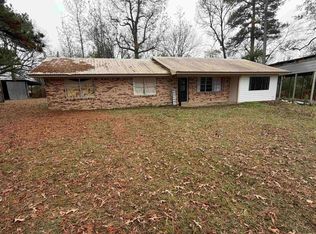 759 Spring Lake Rd, Hope, AR 71801
