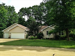 615 Woodland Cir, Waupaca, WI 54981