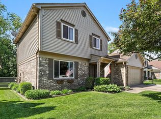 6917 Chesterfield Dr, Waterford, MI 48327