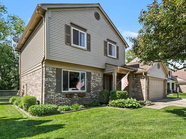 6917 Chesterfield Dr, Waterford, MI 48327
