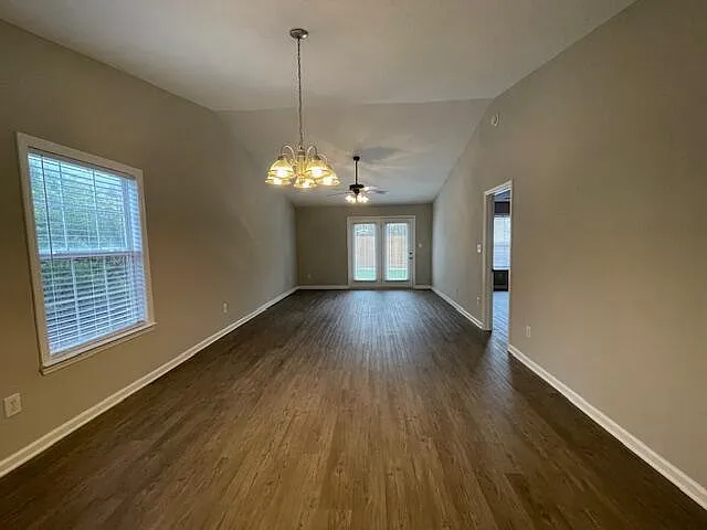102 Bennington Ln — Photo 9