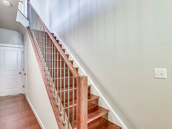 5th image of 101 Woodstream Cir