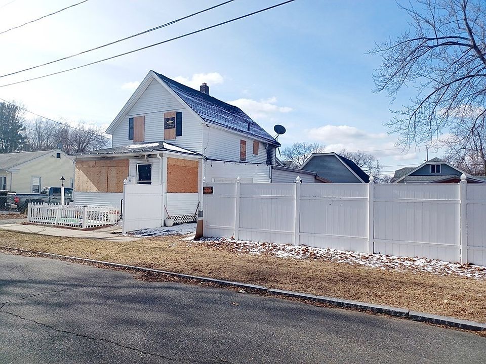 2nd image of 90 Leavitt St