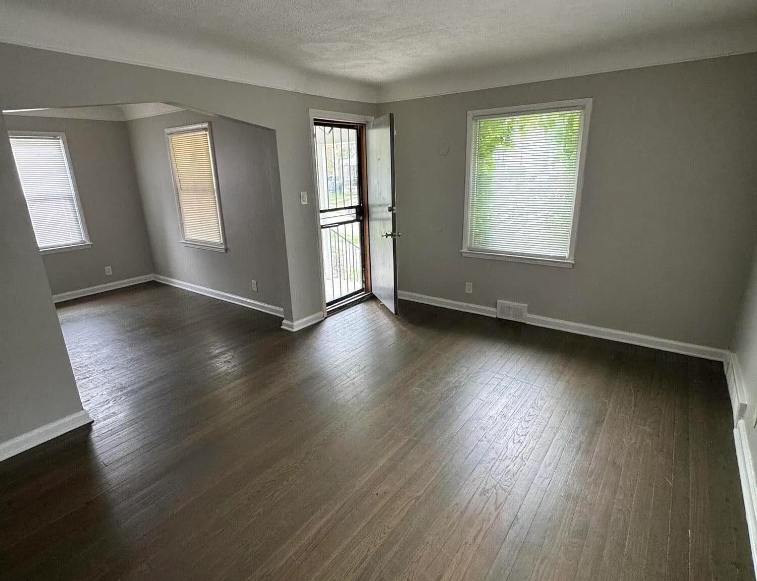 3 bed, 1.5 bath, 1002 sqft, $1,450 — Photo 2