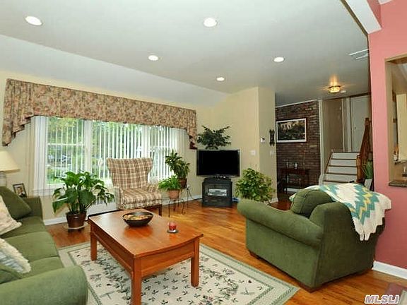 3rd image of 10 Eagle Hill Ct