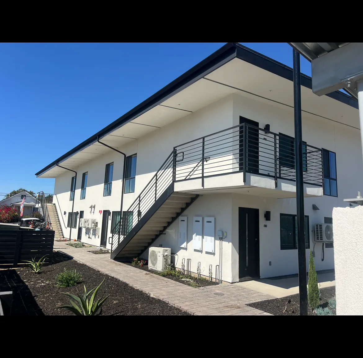 2 bed, 698 sqft, $2,395 — Photo 2
