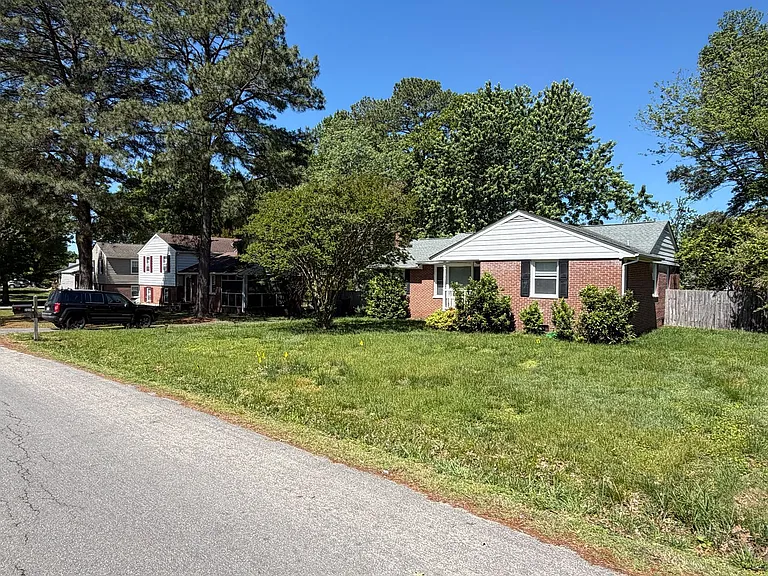 2210 Manlyn Rd — Photo 3