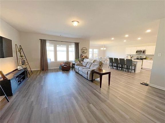 3rd image of 1006 S Berryvine Ln