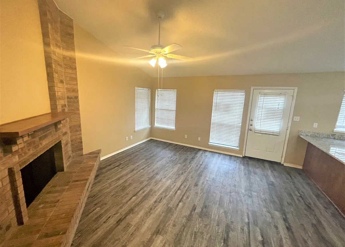 3 bed, 1942 sqft, $1,760 — Photo 4
