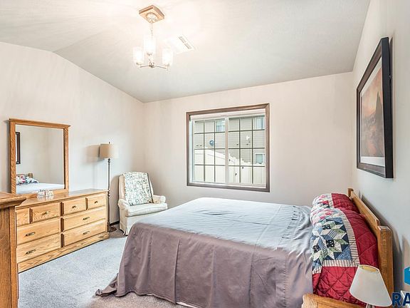3rd image of 2549 E Meadowside Pl