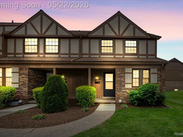 19697 Raleigh Cir N, Southfield, MI 48076