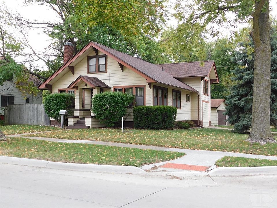 1st image of 613 3rd Ave E
