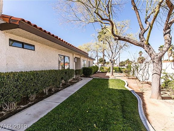 Your own side yard and walkway to front door! Landscaping done by the HOA.