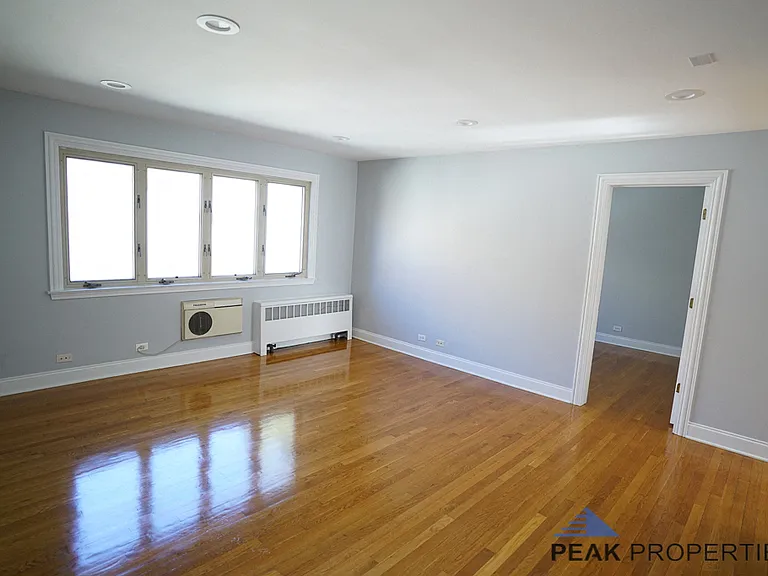 4889 N Ashland Ave — Photo 15