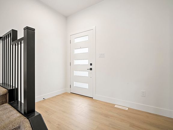 3rd image of 113 Caledon Cres