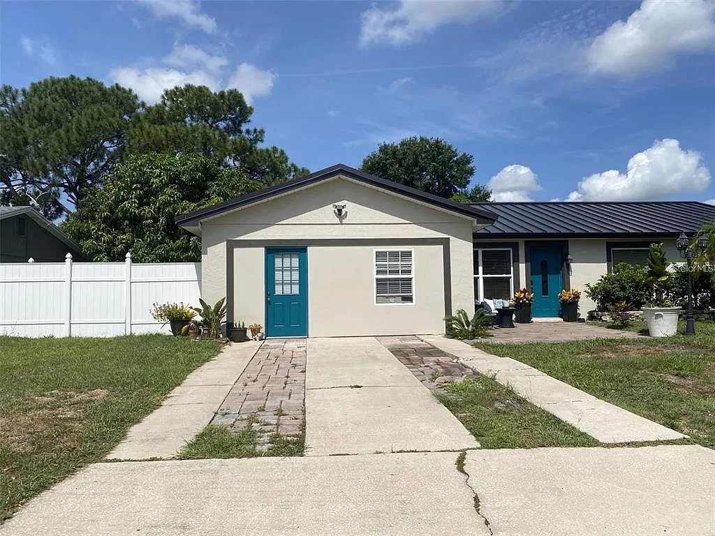 1 bed, 1.0 bath, 890 sqft, $1,300 — Photo 1