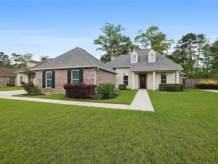 8929 Greenleaves Dr — Photo 1