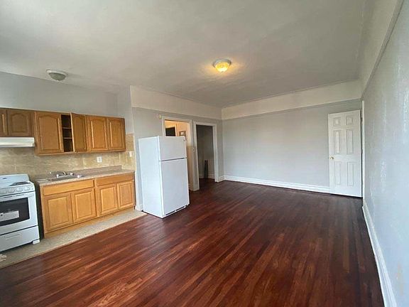2nd image of 520 Lincoln Pl #B6