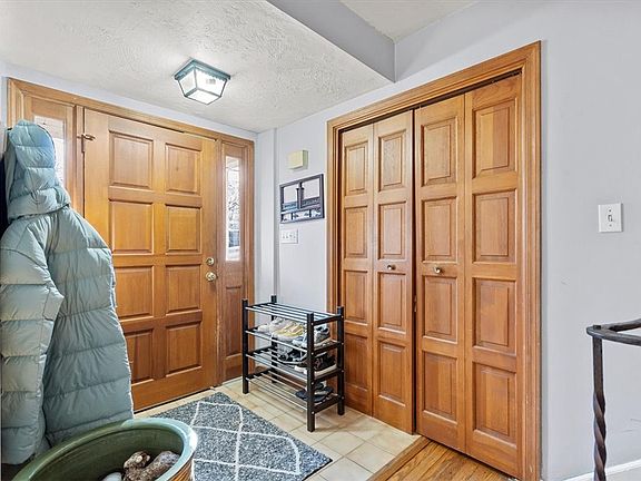 5th image of 42 Crystal Dr
