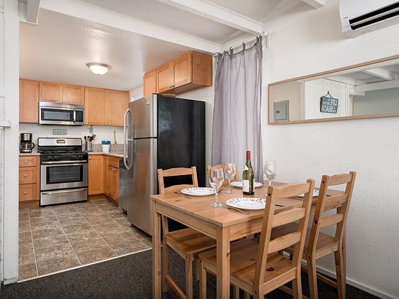 3rd image of 806 Portsmouth Ct