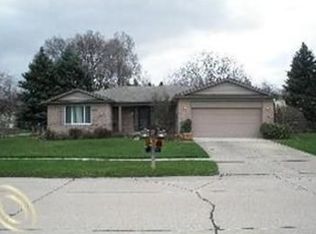 3827 Gate Dr, Troy, MI 48083