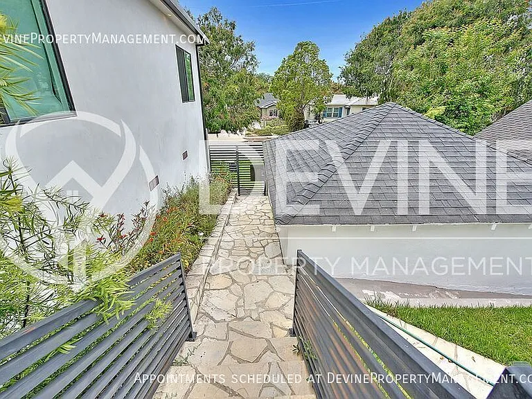 3026 Greenfield Ave — Photo 11