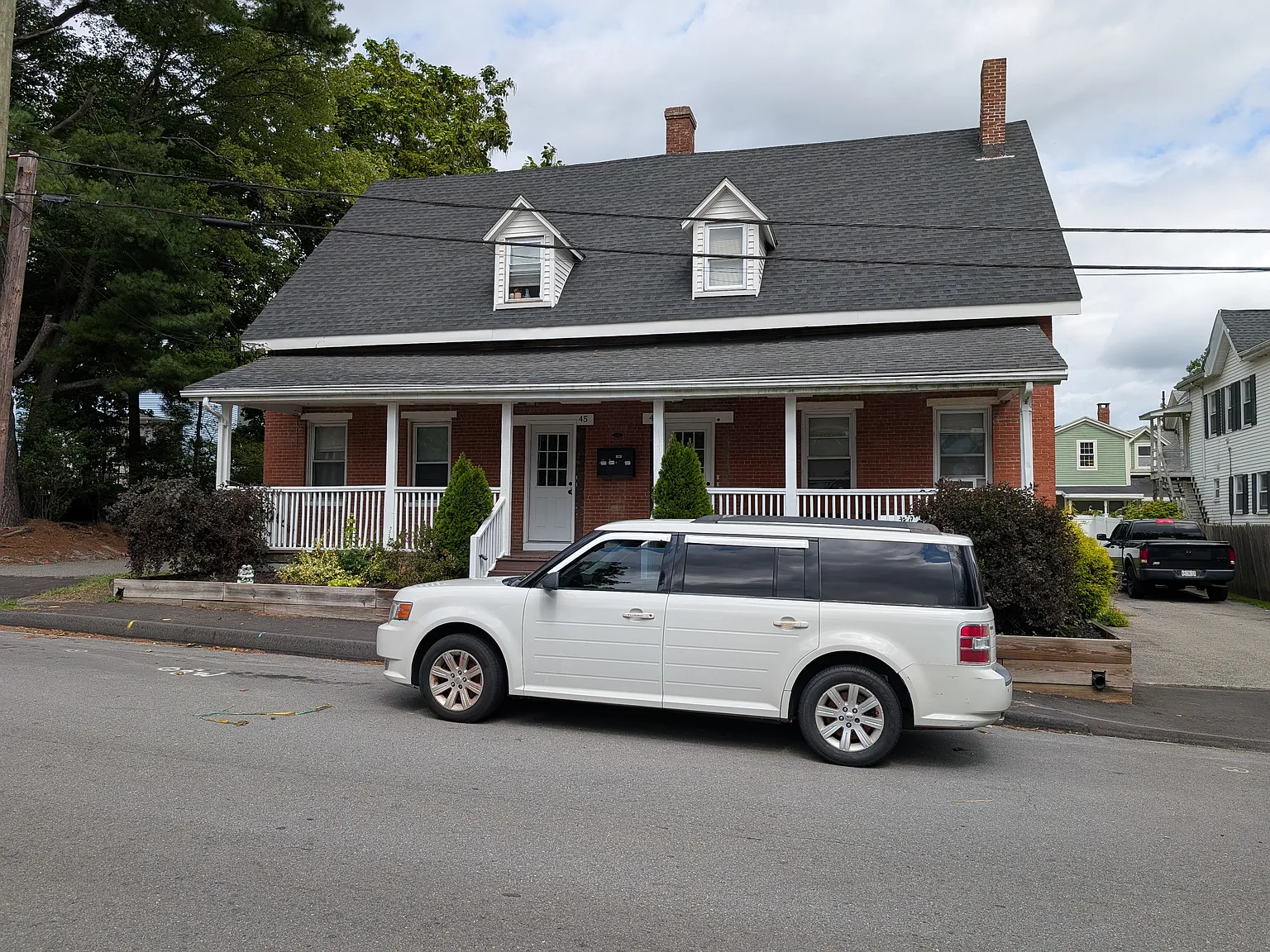 3 bed, 1000 sqft, $2,400 — Photo 1