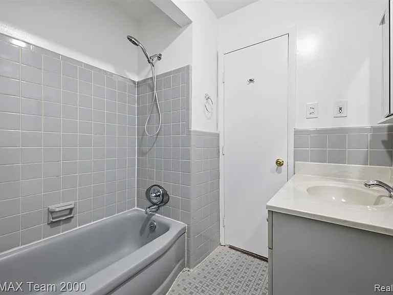 8512 Norborne Ave — Photo 2