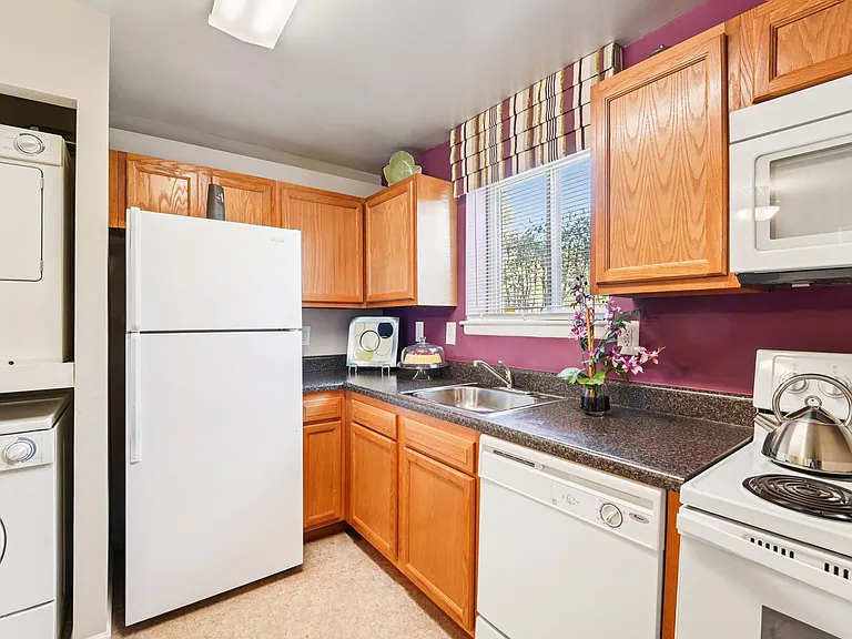 2BR, 1.5BA - 939SF - Model - Kitchen