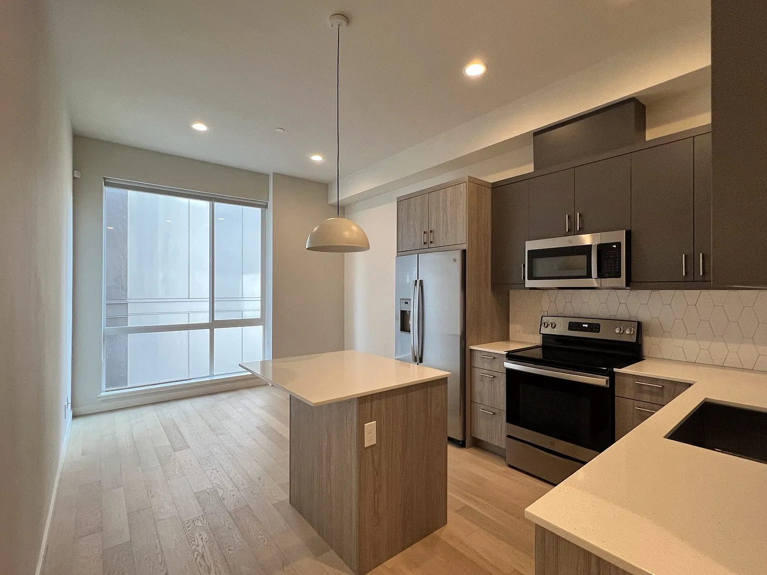 3 bed, 1200 sqft, $2,995 — Photo 4