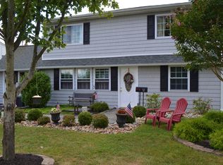 32 Viewpoint Ln, Levittown, PA 19054