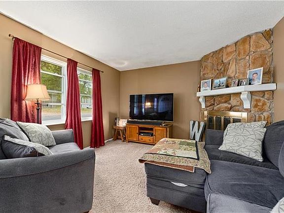 2nd image of 529 NE Sunnybrook Dr