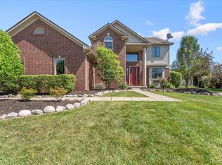 23509 Crescent Ridge Dr, New Boston, MI 48164