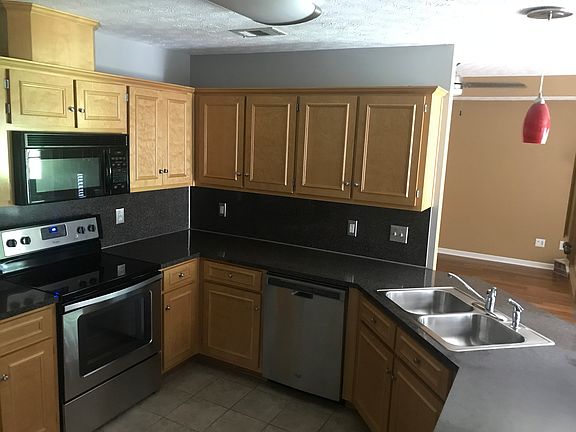 3rd image of 909 E Towne Lake Cir