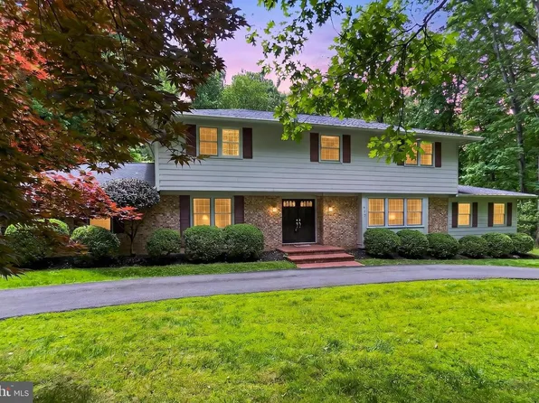 9507 Arnon Chapel Rd, Great Falls, VA 22066