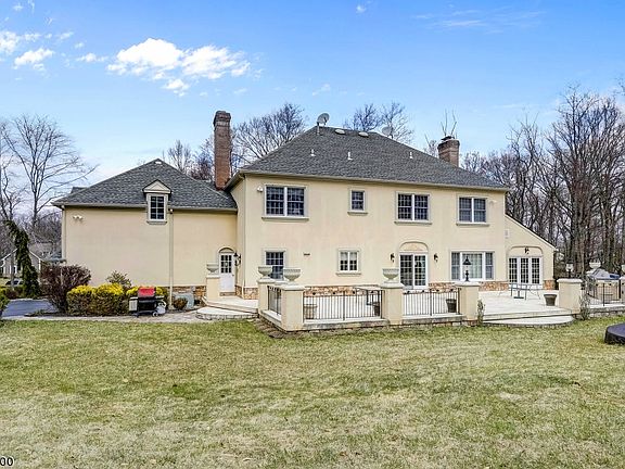 3rd image of 4 Lockwood Dr